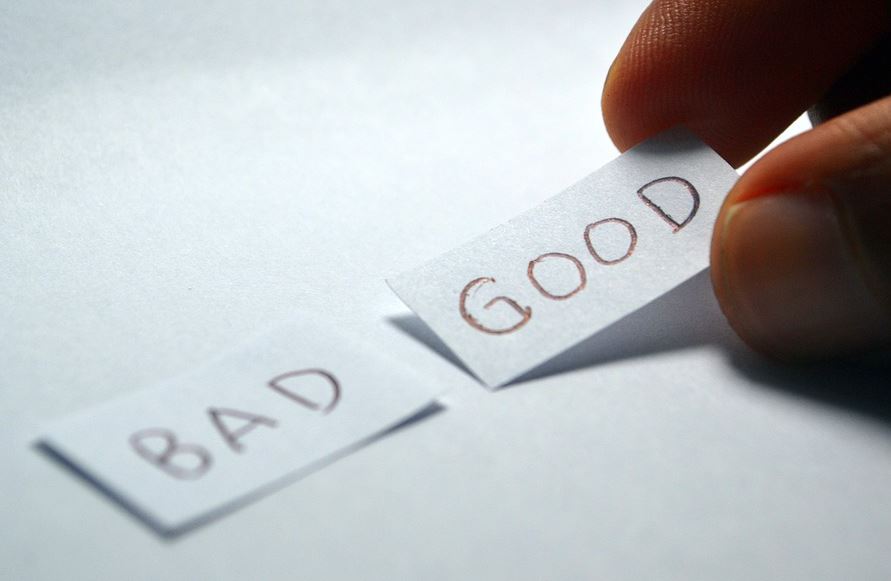 Zwei Zettel mit der Beschriftung "Good" und "Bad"
