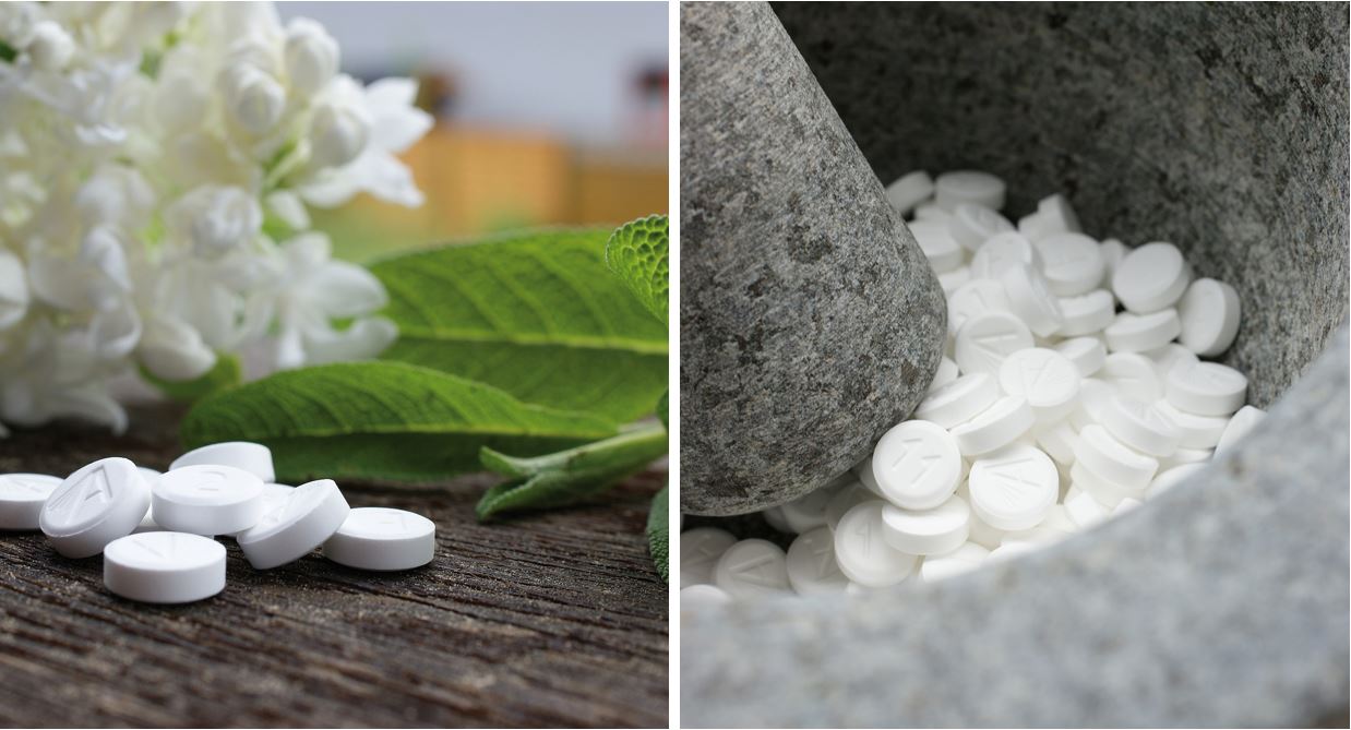 zwei Ansichten von Schüssler Salzen in Tabletten-Form, links neben einer Blume, rechts in einem Mörser