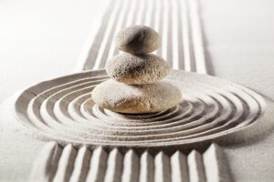 steine symbolisiren balance mit sand