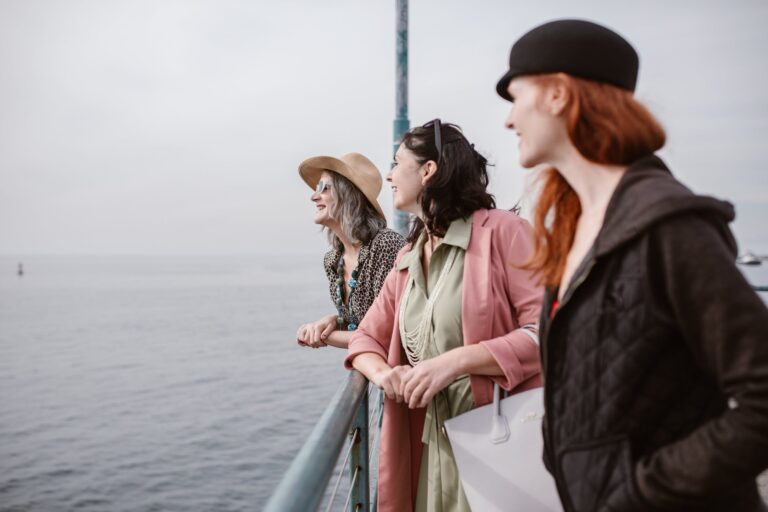 drei Frauen, welche im Alter der Wechseljahre sein könnten, stehen am Ufer und schauen in die Ferne