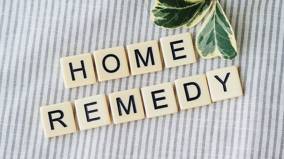 das Wort "home remedy" auf Holzblättchen geschrieben