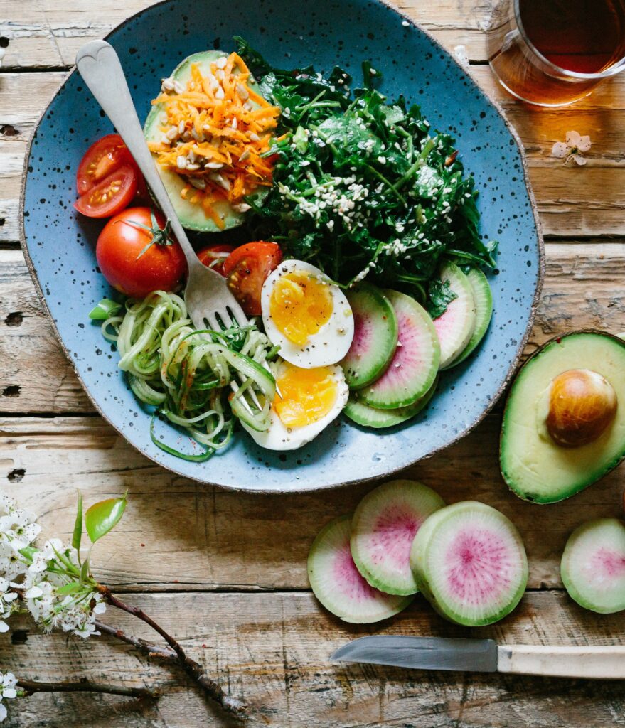 Gesundes Essen, Schüssel mit Avocado, Tomaten, Eiern und Spinat