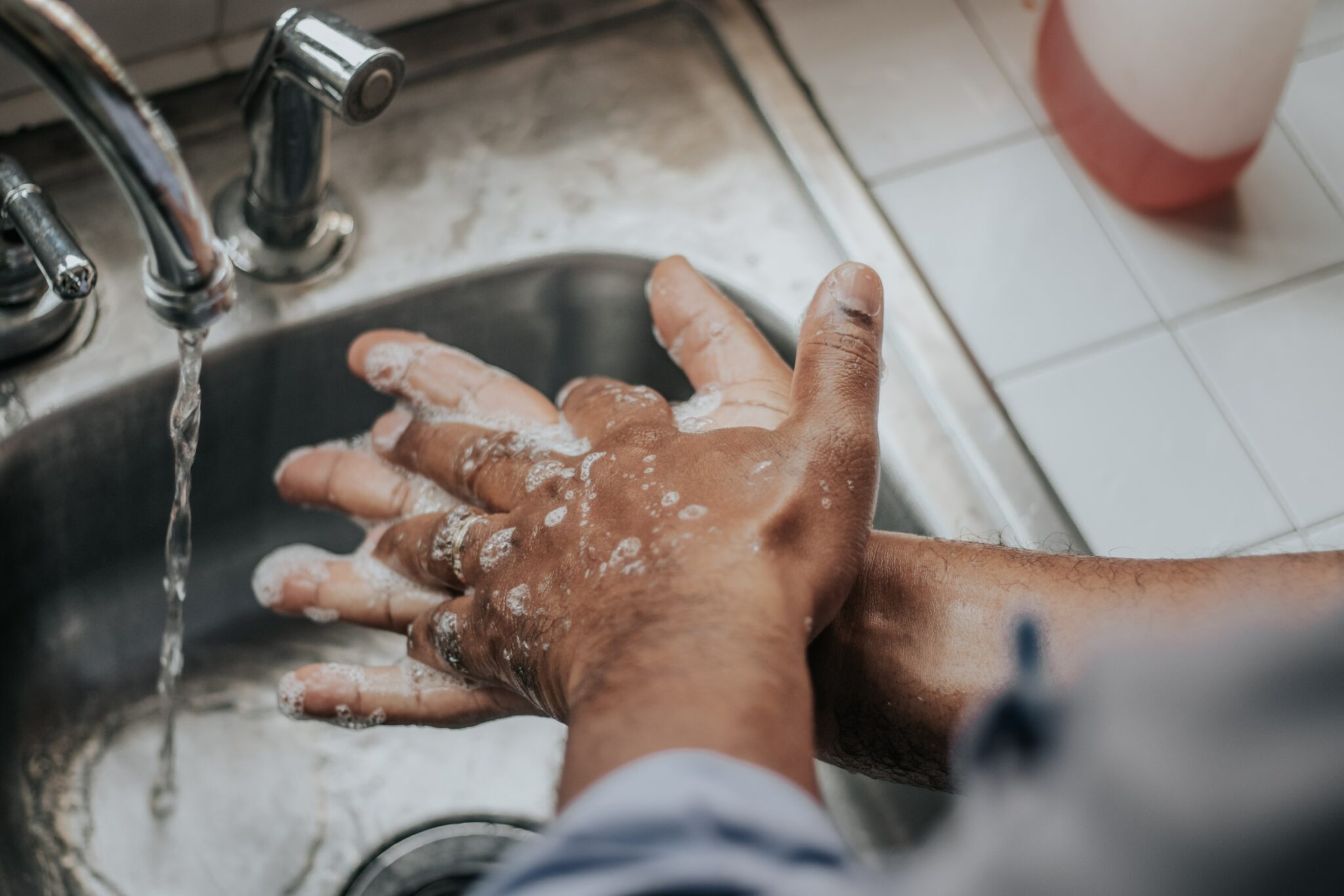 Person wäscht sich die Hände