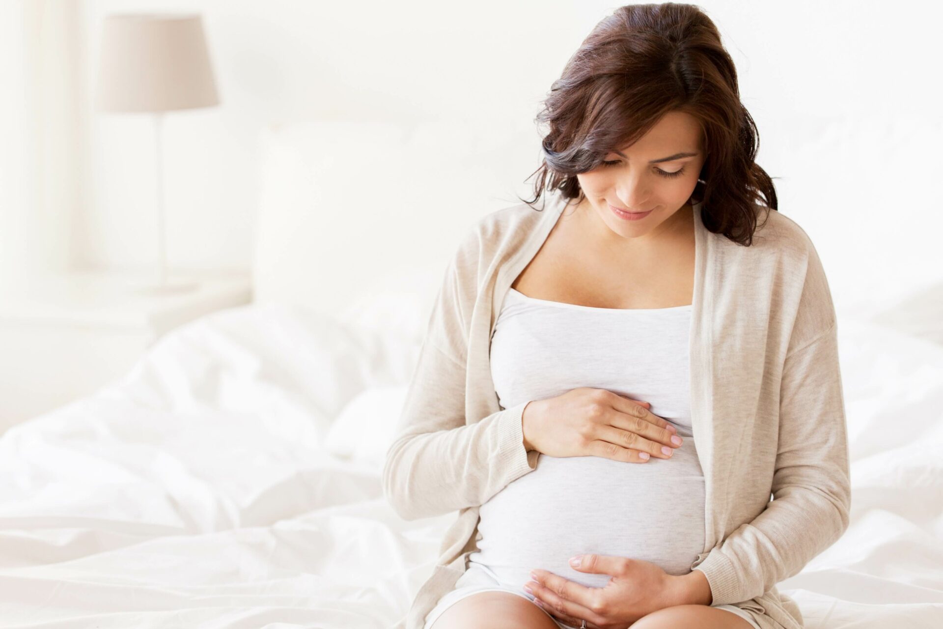 schwangere glückliche frau die sich an den bauch fasst