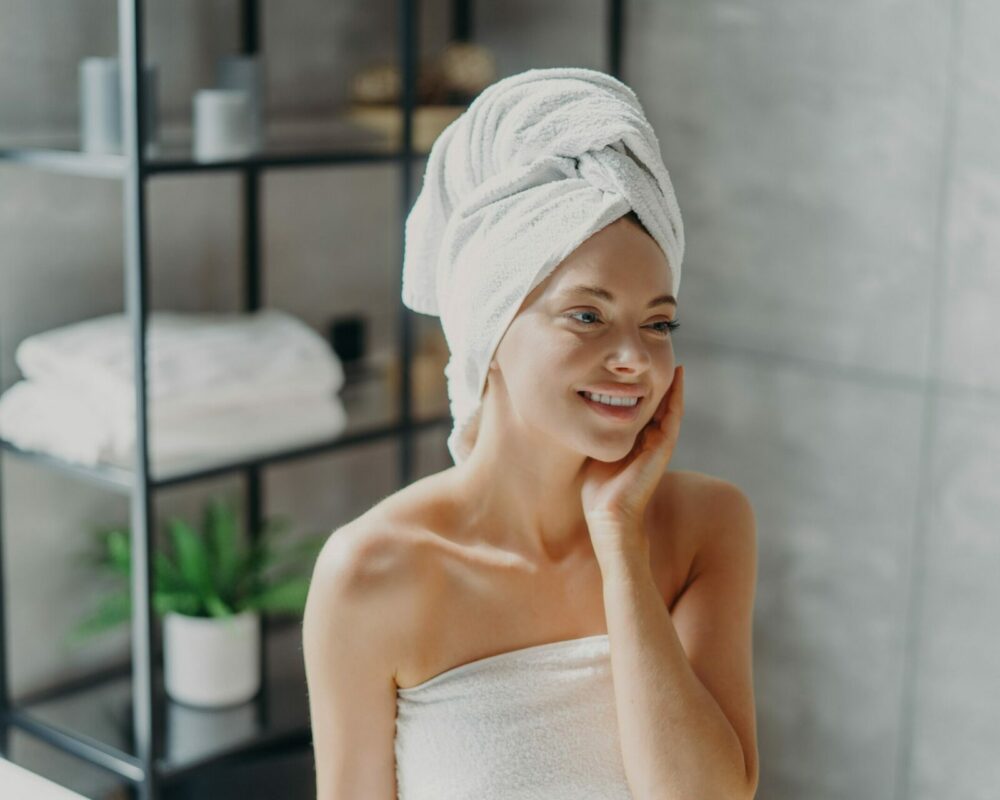 junge Frau nach Dusche mit sehr reinem Hautbild